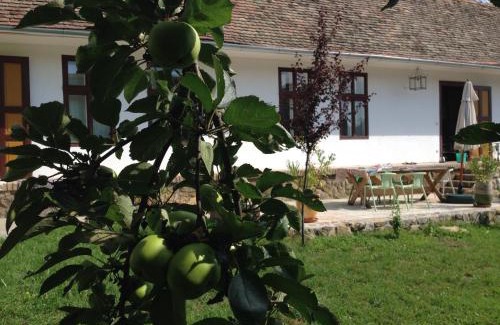 Feked Maison | Akác Ház