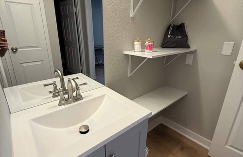 South Central Omaha Appartement | Aksarben, close to I-80, on-site parking