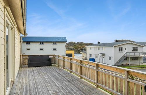 Vestvagøy Maison | Akselhuset-Koselig hus rett ovenfor kaikanten midt i Lofoten