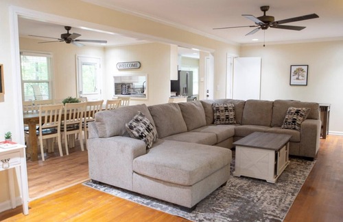 Northport Maison | Alabama University Events, 5 bdrm Home by Lake, sleeps 14, 5 mil to Bryant/Denny