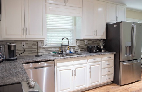 Northport Maison | Alabama University Events, 5 bdrm Home by Lake, sleeps 14, 5 mil to Bryant/Denny