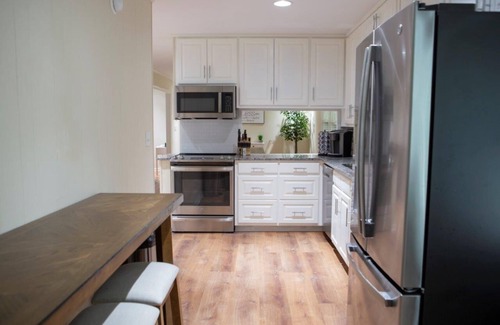 Northport Maison | Alabama University Events, 5 bdrm Home by Lake, sleeps 14, 5 mil to Bryant/Denny