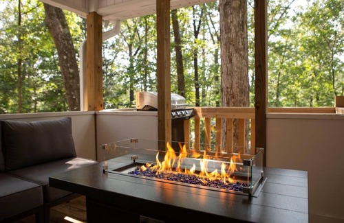 Northport Maison | Alabama University Events, 5 bdrm Home by Lake, sleeps 14, 5 mil to Bryant/Denny