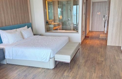 Ha Long Appartement | Alacarte condo - right on beach - high floor