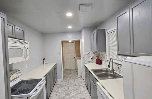 Willshire Terrace Maison | Alamo Height Home near Broadway & Downtown, Pet Friendly.
