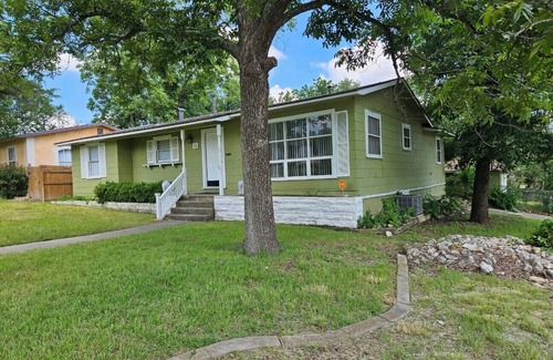 Willshire Terrace Maison | Alamo Height Home near Broadway & Downtown, Pet Friendly.
