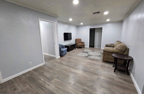 Willshire Terrace Maison | Alamo Height Home near Broadway & Downtown, Pet Friendly.