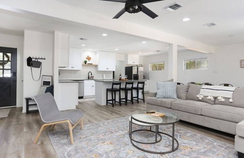 Oak Park - Northwood Maison | Alamo Heights-Close to Downtown-2 King Beds