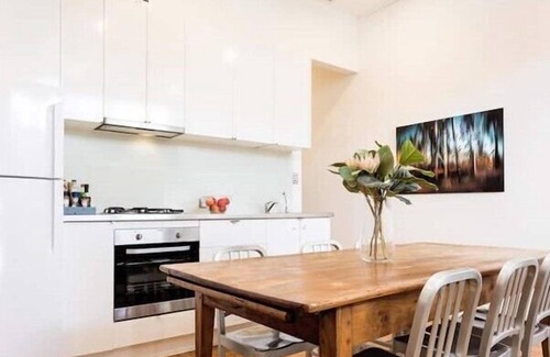 Albert Park Appartement | Albert Park Victorian House with Style and Art Gallery
