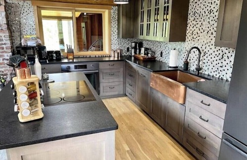 Eatonville Maison | Alder Lake Retreat Near Mt. Rainier, Sleeps 10, Swimming Pond, Jacuzzi, A/C,