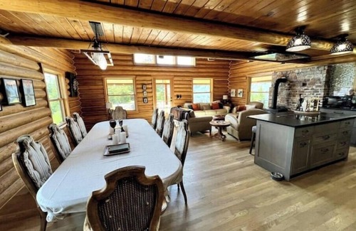 Eatonville Maison | Alder Lake Retreat Near Mt. Rainier, Sleeps 10, Swimming Pond, Jacuzzi, A/C,