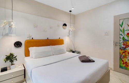 Ranwar Lit Et Petit-Déjeuner | Aleo 1BHK Bandra W by The Bombay Home Company