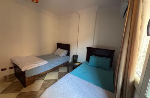 Ar-Raml 2 Appartement | Alex 2BR - Smart TV - Wi-Fi - Work Desks & Bicycle