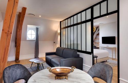 Mazieres-en-Gatine Hôtel | Alexandra Palace - La Maison Younan