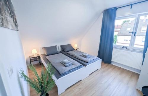 Winterhalde Appartement | ALFA Stuttgart 3 Zimmer 6 Betten Apartment Wasen MercedesBenz MHP Arena l Bad I Küche l WIFI & SmartTV l 3BR & 6 Beds l Bathroom l Kitchen