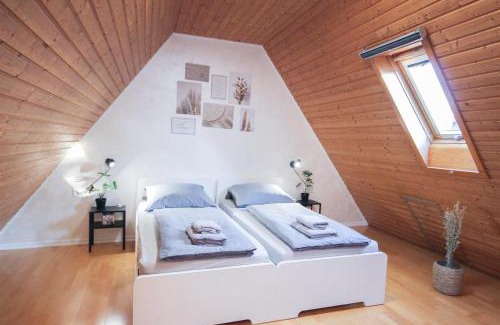 Stuttgart Appartement | ALFA Stuttgart 3Zi-Maisonette 6 Personen Zuffenhausen nahe Porsche & Bosch l WIFI & SmartTV I 3BR 4 Beds I Kitchen I Bathroom & WC