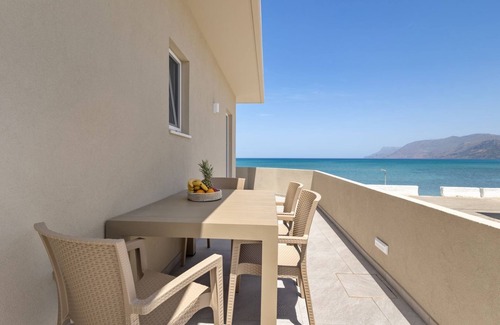 Drapanias Appartement | Alia Apartment right in front of the sea