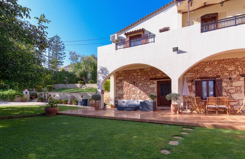 Nochia Villa | Alia Stone Villa - Piscine privée chauffée et grand jardin. Idéal pour les familles.