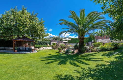 Nochia Villa | Alia Stone Villa - Piscine privée chauffée et grand jardin. Idéal pour les familles.