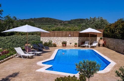 Nochia Villa | Alia Stone Villa - Piscine privée chauffée et grand jardin. Idéal pour les familles.