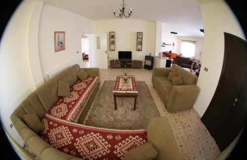 Madaba Appartement | Alice & Andrew Apt. Few Steps to Madaba Old City Center