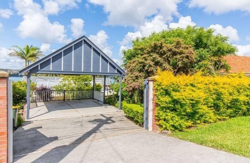 Speers Point Maison | Alices Lake House, Speers Point, vue sur l'eau du lac Macquarie et piscine intérieure,