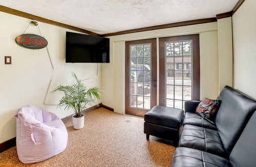 Ingomar Maison | Aliquippa Studio w/ Smart TVs & Gaming Console!