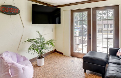 Ingomar Maison | Aliquippa Studio w/ Smart TVs & Gaming Console!