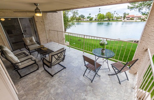 Desert Shores Copropriété | TOUS les avis 5 étoiles! Lakefront King + Queen lits + immense balcon CNR
