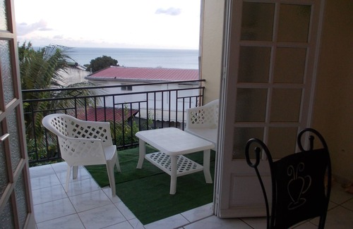 Schoelcher Appartement | TOUT CONFORT et LUMINEUX, l'étage d'une villa, BALCON, VUE sur MER des Caraïbes