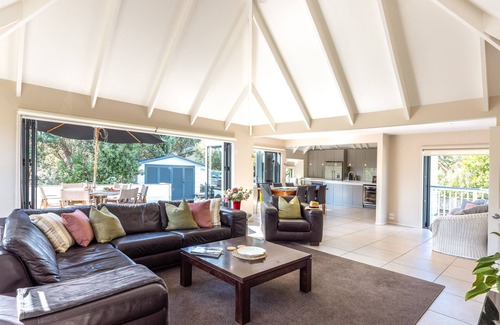 Onetangi Maison | All day sun house with metres away from the golden sands of Onetangi Beach.