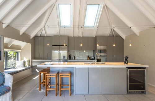 Onetangi Maison | All day sun house with metres away from the golden sands of Onetangi Beach.