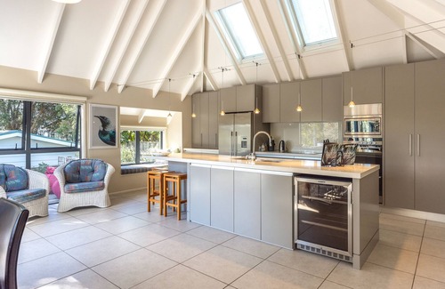 Onetangi Maison | All day sun house with metres away from the golden sands of Onetangi Beach.