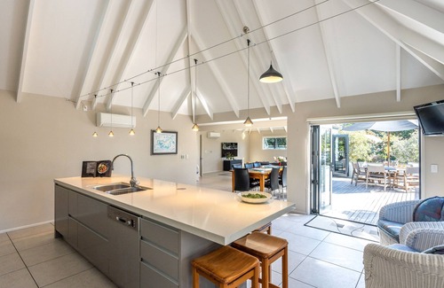 Onetangi Maison | All day sun house with metres away from the golden sands of Onetangi Beach.