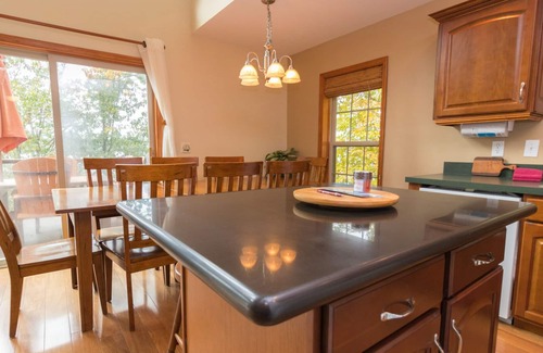 Burdett Maison | Tout orné: "Beau chalet de style Seneca Lake Home"