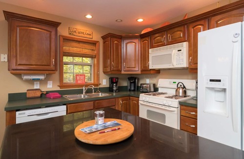 Burdett Maison | Tout orné: "Beau chalet de style Seneca Lake Home"