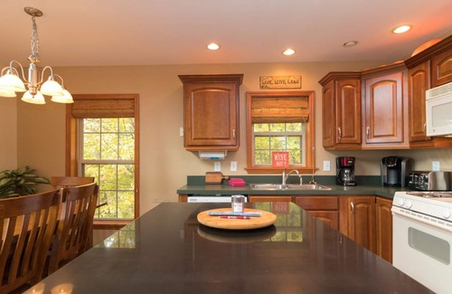 Burdett Maison | Tout orné: "Beau chalet de style Seneca Lake Home"