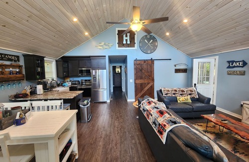 Hamilton Maison | All Decked Out-NEW Lakefront!-Sleeps 6-Close to Colgate!