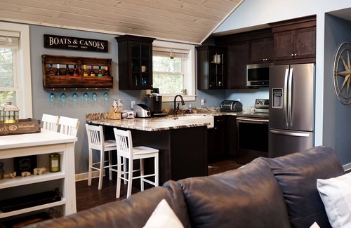 Hamilton Maison | All Decked Out-NEW Lakefront!-Sleeps 6-Close to Colgate!