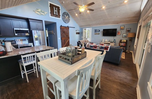 Hamilton Maison | All Decked Out-NEW Lakefront!-Sleeps 6-Close to Colgate!