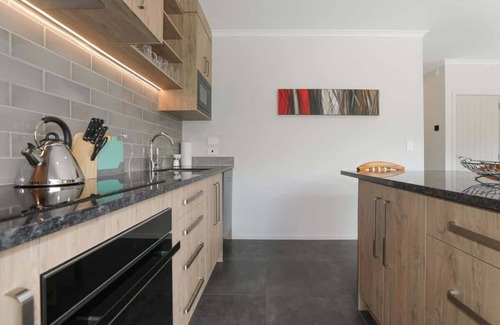 Springfield Maison | Modern & Spacious | Ride to the Redwoods Forest