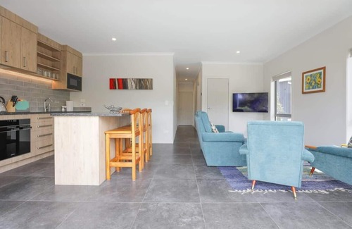 Springfield Maison | Modern & Spacious | Ride to the Redwoods Forest