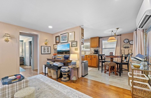 Mount Dora Cottage | Tout est dans les détails: commodités modernes, centre-ville à proximité.