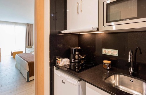 San Antonio Bay Station Balnéaire | All-Inclusive Swim Up Deluxe Family Studio at Sirenis Seaview Country Club