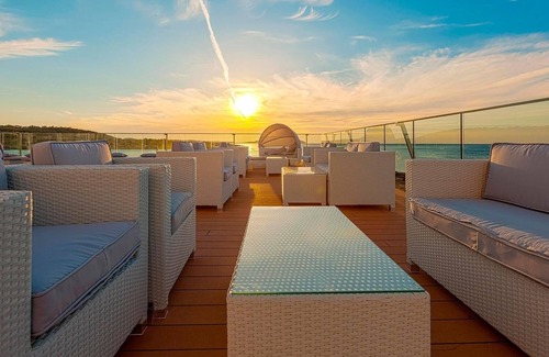 San Antonio Bay Station Balnéaire | All-Inclusive Swim Up Deluxe Family Studio at Sirenis Seaview Country Club