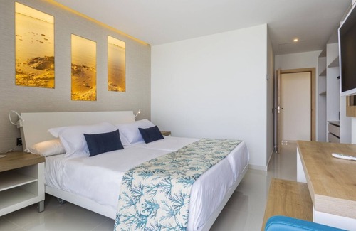 San Antonio Bay Station Balnéaire | All-Inclusive Deluxe Master Suite, 2 Bedrooms, Roof Terrace at Sirenis Club Aura