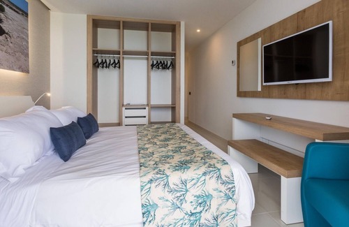 San Antonio Bay Station Balnéaire | All-Inclusive Deluxe Master Suite, 2 Bedrooms, Roof Terrace at Sirenis Club Aura