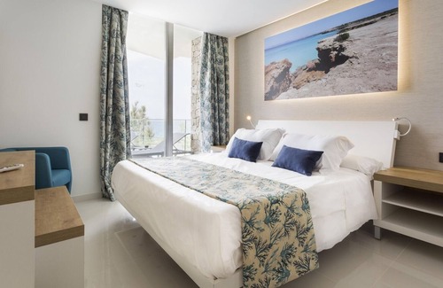 San Antonio Bay Station Balnéaire | All-Inclusive Deluxe Master Suite, 2 Bedrooms, Roof Terrace at Sirenis Club Aura