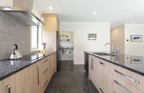 Springfield Maison | Ride to the Redwoods | Spa Pool | Sleeps 8