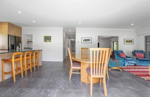 Springfield Maison | Ride to the Redwoods | Spa Pool | Sleeps 8